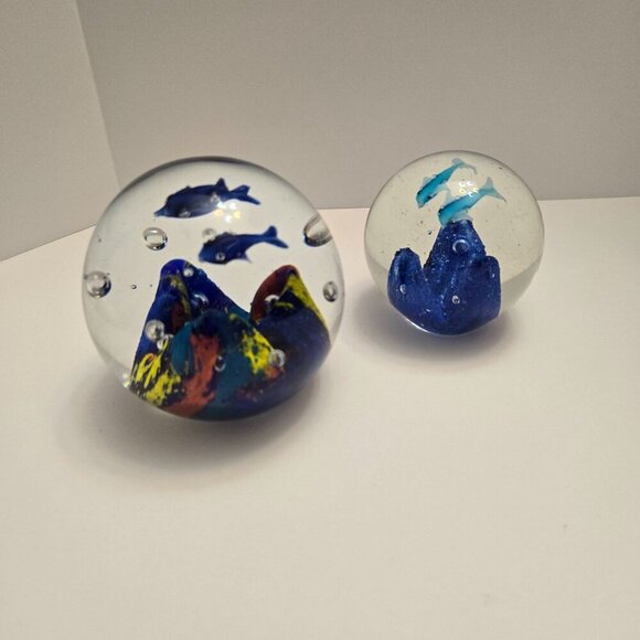 Handcrafted Glass Paperweight Set With Oceanic Scene Dolphins bubbles colorful - Picture 3 of 11